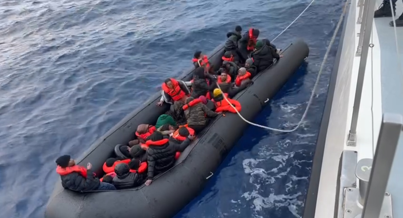 İzmir Karaburun Açıklarında 42 Düzensiz Göçmen Yakalandı