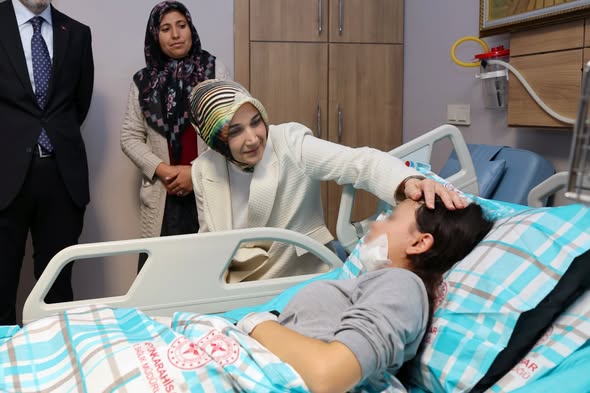 Afyonkarahisar'da Öğrenci Servisi Kazası Sonrası Vali Yiğitbaşı Hastanede Ziyaret Gerçekleştirdi