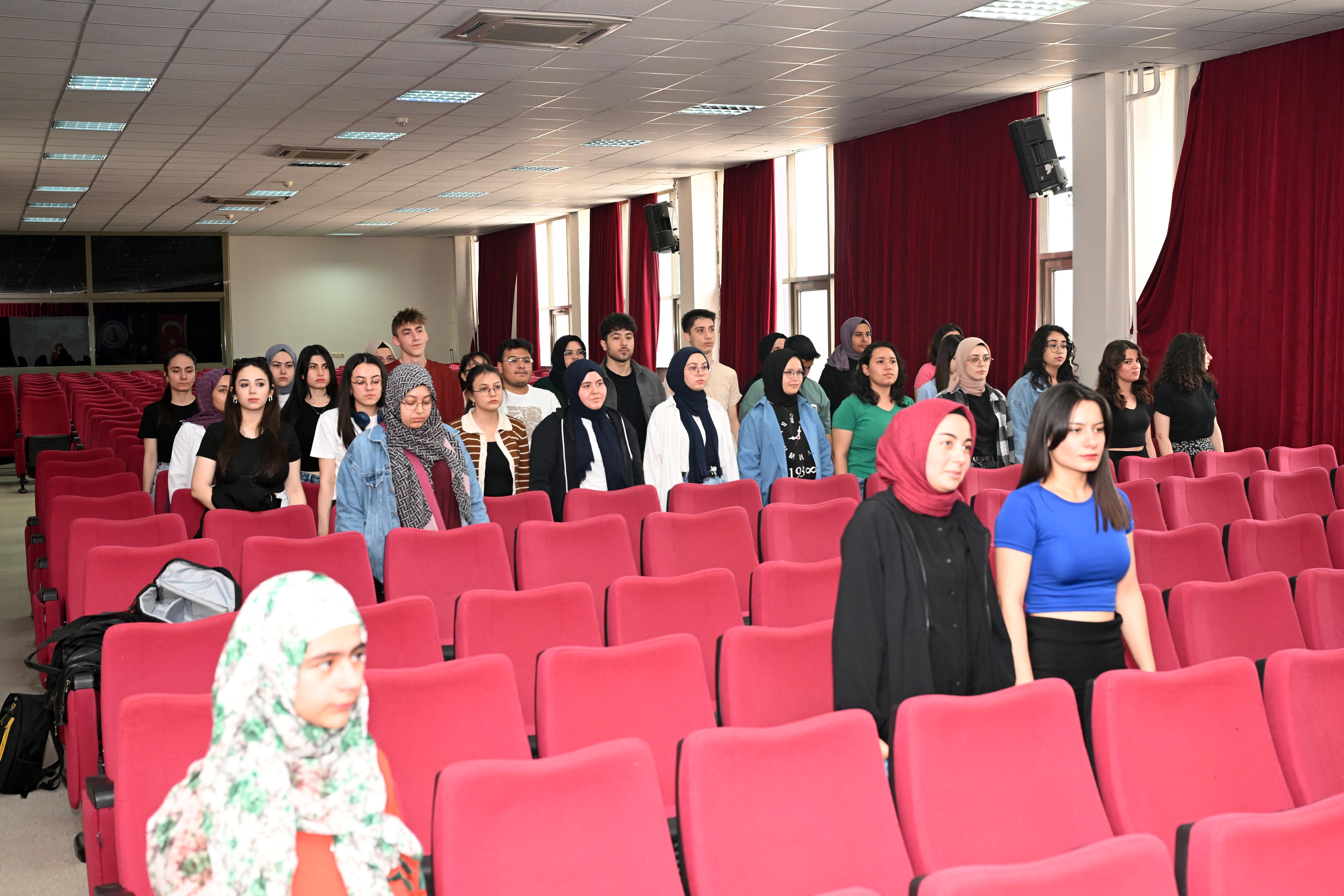 Afyon Kocatepe Üniversitesi'nde Türkiye Büyük Millet Meclisi'nin açılışının 104. yılına dair konferans düzenlendi.