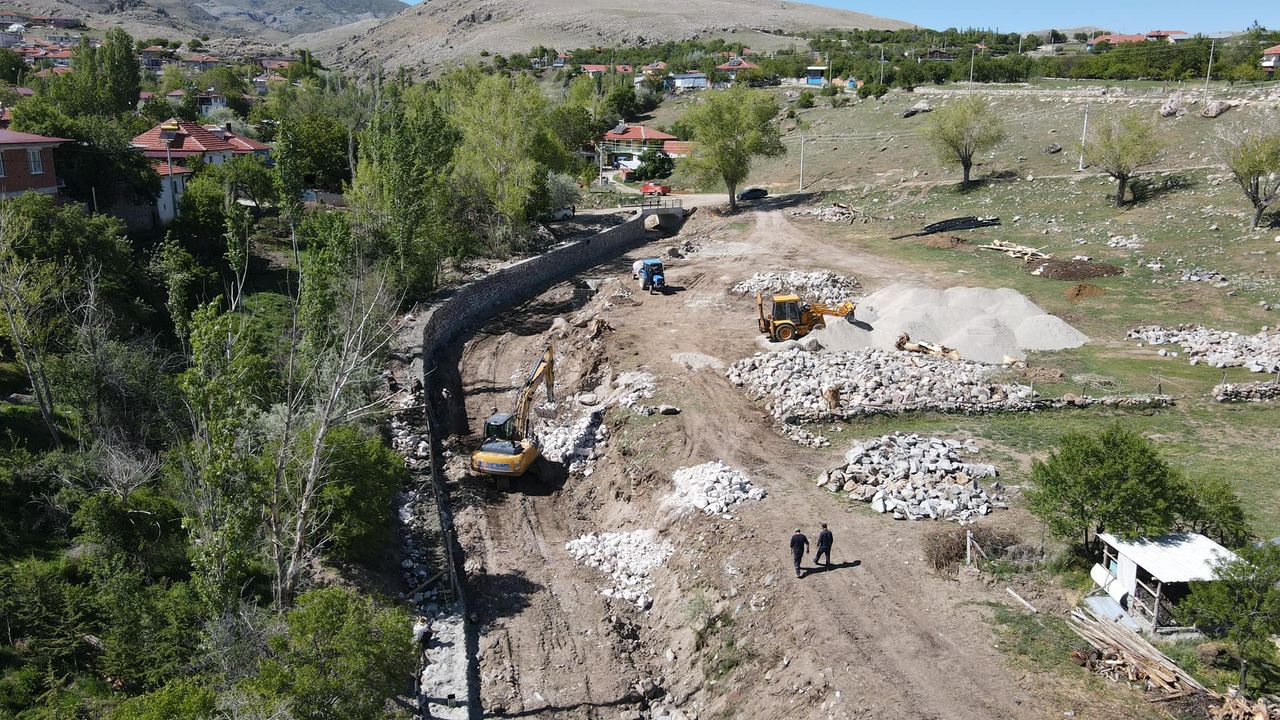 Afyonkarahisar Dinar'da Taşkın Koruma Tesisi İnşaatı Devam Ediyor