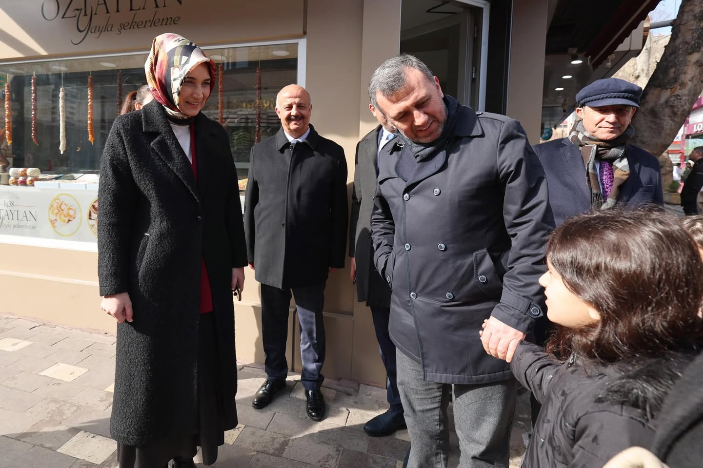 Afyonkarahisar Valisi Kübra Güran Yiğitbaşı Uzun Çarşı Ziyaretinde Esnafa Destek Mesajı Verdi