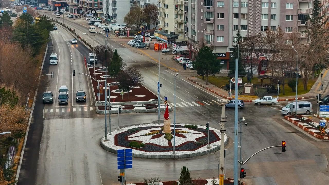 Atatürk Caddesi'nde Çevre Dostu Kuru Peyzaj Çalışması Tamamlandı