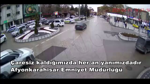 Kahraman Kadın Trafik Polisi Çocuğu Tehlikeden Kurtardı