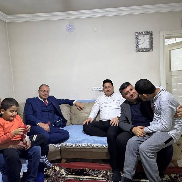 Bolvadin'de Ağılönü Mahallesi İftar Sofrası Kaymakam ve Belediye Başkanı Bir Araya Getirdi