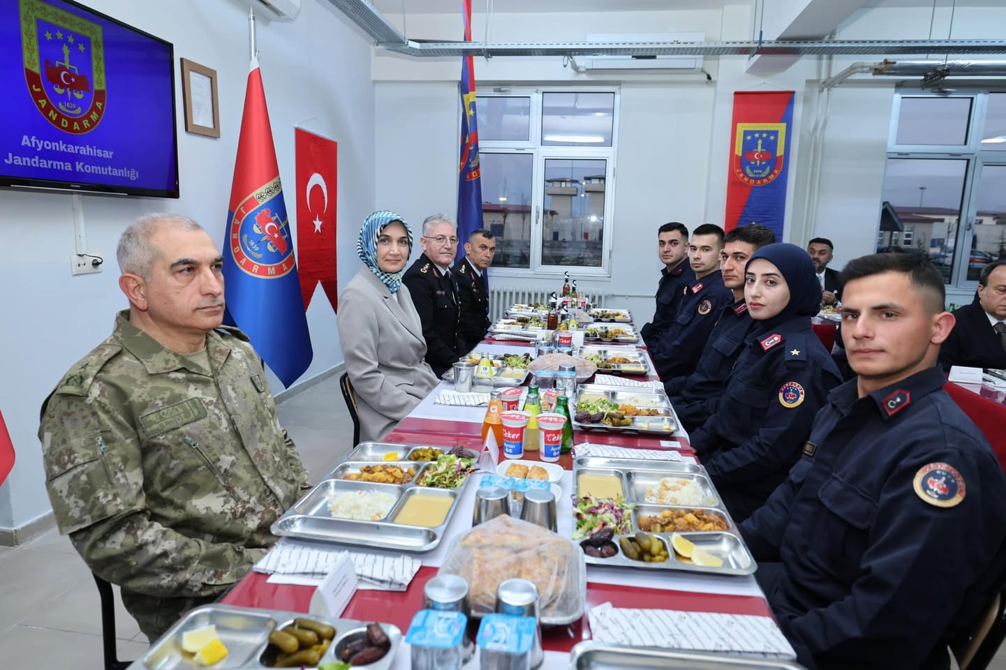 Afyonkarahisar Valisi, Cezaevi Tabur Komutanlığı Personeli ile İftar Yemeği Paylaştı