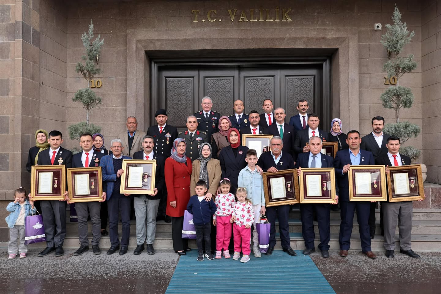 Afyonkarahisar'da Şehit ve Gazi Ailelerine Devlet Övünç Madalyası