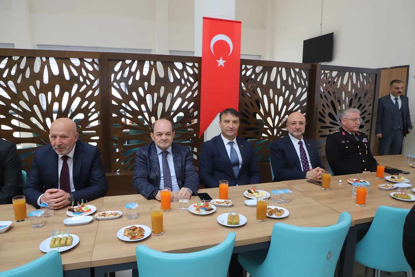 Afyonkarahisar'da Bayramlaşma: AK Parti İl Başkanı Emniyet Teşkilatı ile Bir Araya Geldi