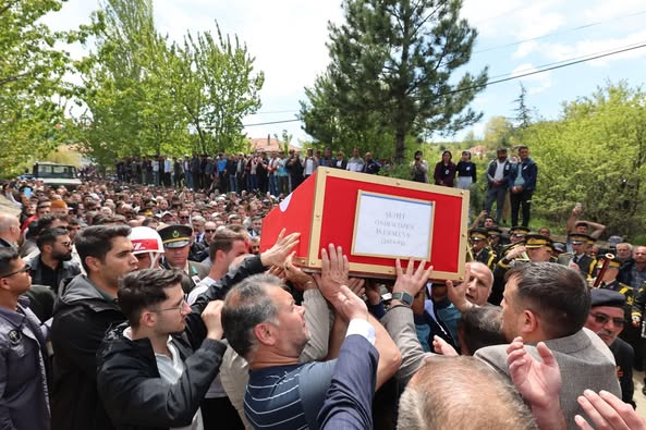 Şehit Uzman Çavuş Önder Özen'in Naaşı Memleketi Sinanpaşa'da Toprağa Verildi