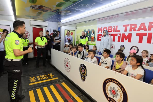 Afyonkarahisar'da Karayolu Trafik Haftası Etkinlikleri: Çocuklara Trafik Bilinci Eğitimi Verildi