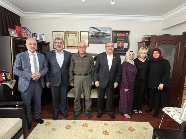 Ak Parti Heyeti, Şehit Jandarma Astsubay Çınar'ın Ailesini Ziyaret Etti