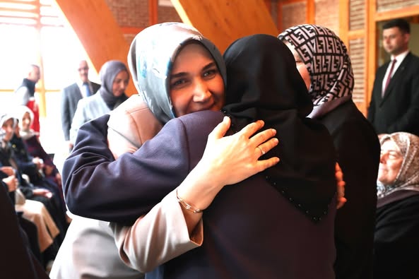 Afyonkarahisar Valisi, Şehit Anneleriyle Anneler Günü'nü Kutladı