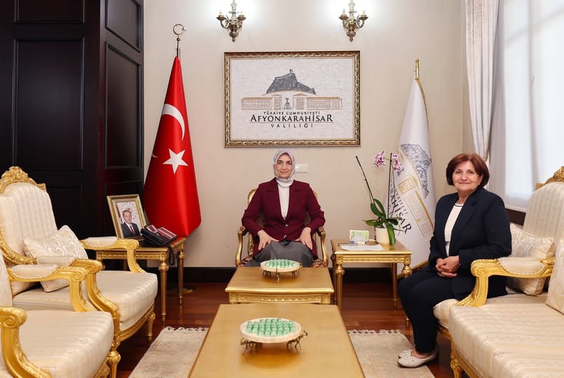 Afyonkarahisar Valisi, Cumhuriyet Halk Partisi Kadın Kolları Başkanı ile Bir Araya Geldi