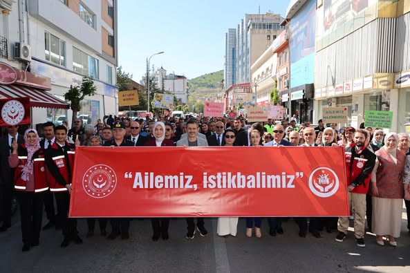 2025 Yılı Aile Yılı İlan Edildi: Afyonkarahisar'da Farkındalık Yürüyüşü Düzenlendi