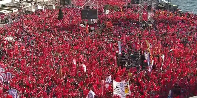 İzmir Mitinginde Katılımcı Sayısı Farklılık Gösteriyor