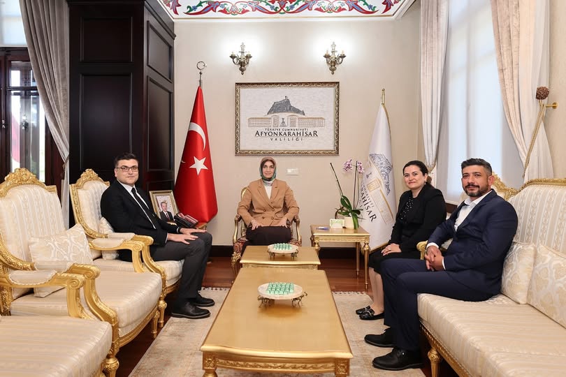 Afyonkarahisar Valisi Yiğitbaşı, Öğretmen ve Ailesini Makamında Ağırladı
