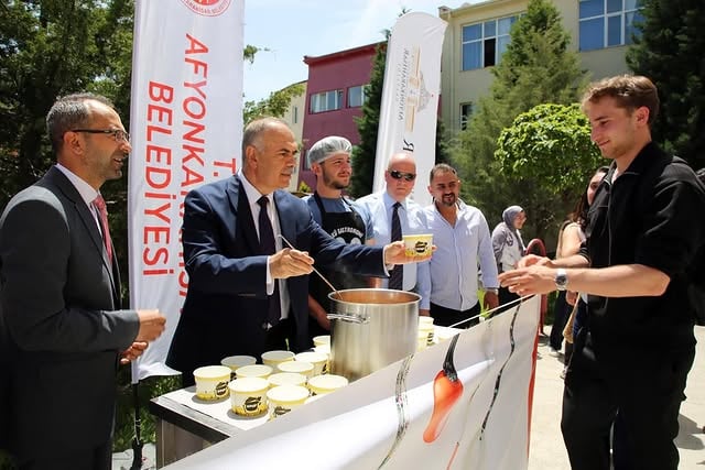 Afyon Kocatepe Üniversitesi Öğrencilerine Türk Mutfağı Haftası Etkinliğiyle Sakala Çarpan Çorbası İkram Edildi