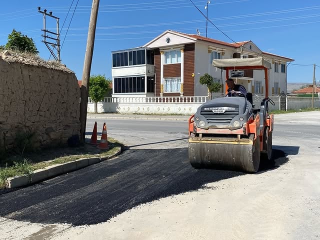 Bolvadin'de Yollar Sıcak Asfaltla Yenileniyor