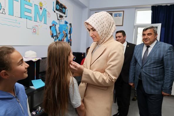 Afyonkarahisar Valisi, Çobanlar Gençlik Merkezi Kodlama Atölyesini Ziyaret Etti