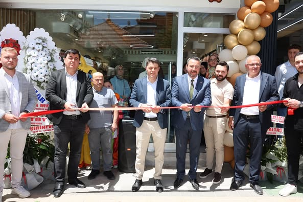 Sandıklı'da Yeni İşletme Minico Çocuk Giyim Mağazası Açıldı