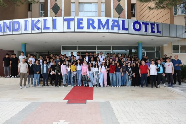 Sandıklı'da Başarılı Öğrenciler Belediye Başkanı Tarafından Kahvaltıyla Ödüllendirildi
