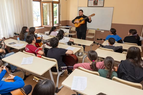 Ücretsiz Gitar Kursları Gençlerin İlgi Odağı Oldu