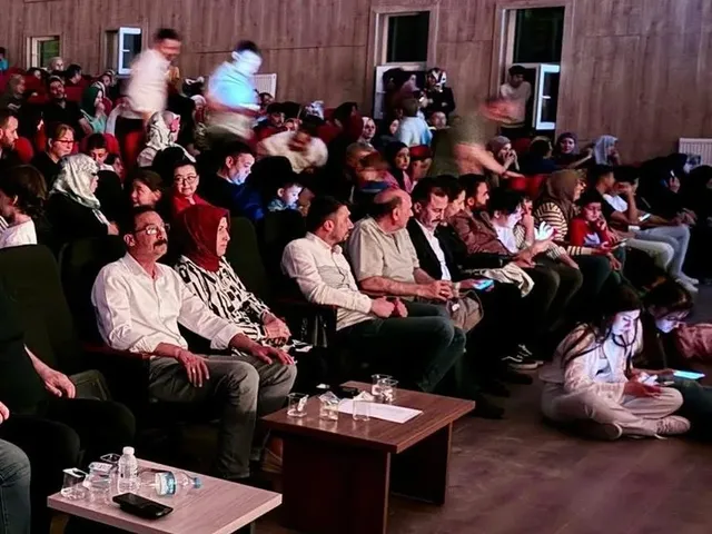 Bolvadin'de Hoyek Halk Oyunları Gösterisi Coşkuyla Gerçekleşti
