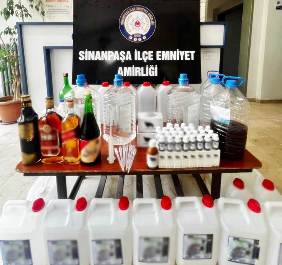 Sinanpaşa'da Kaçakçılık Operasyonu: 111 Litre Kaçak İçki Ele Geçirildi