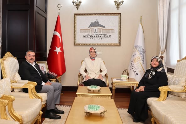 Afyonkarahisar Valisi Yiğitbaşı, MHP MYK Üyesi Korkmaz Aileyi Makamında Ağırladı