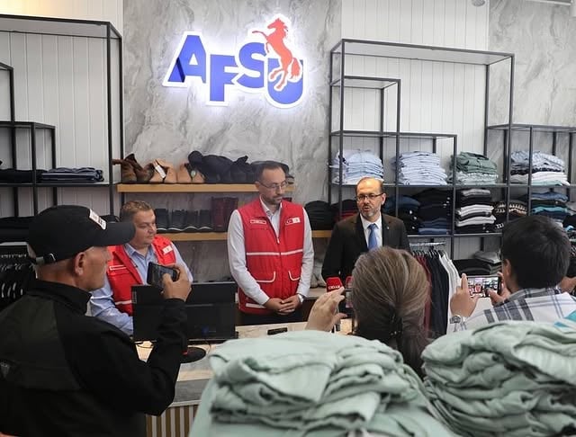 Afyonkarahisar Sağlık Bilimleri Üniversitesi'nden Kızılay Desteğiyle Giyim Yardımı