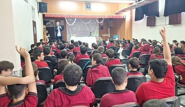 Afyonkarahisar Sağlık Bilimleri Üniversitesi Akademisyeninden Ortaokul Öğrencilerine Mikroskobik Keşif