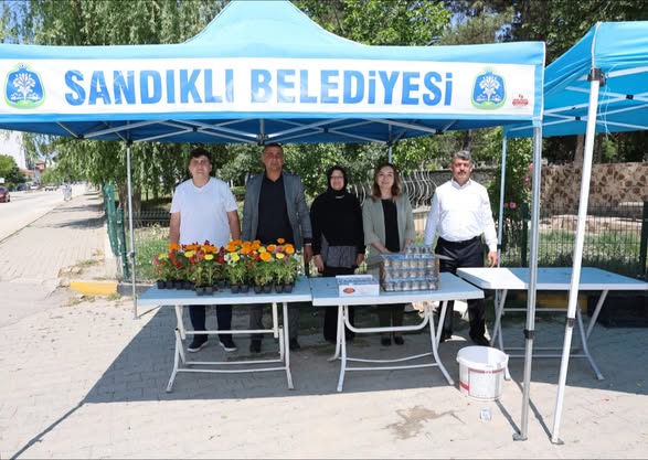 Sandıklı Belediyesi Arefe Günü Kabir Ziyaretinde Çiçek Dağıttı
