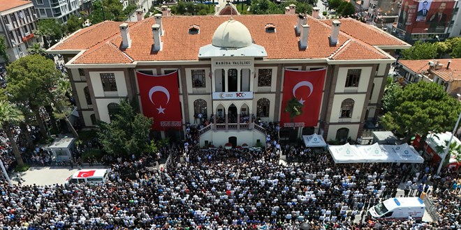 Manisa Belediye Başkanı Ferdi Zeyrek Son Yolculuğuna Uğurlandı