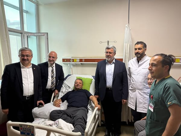 AK Partili Yetkililer Hastanede Muhtarı Ziyaret Etti