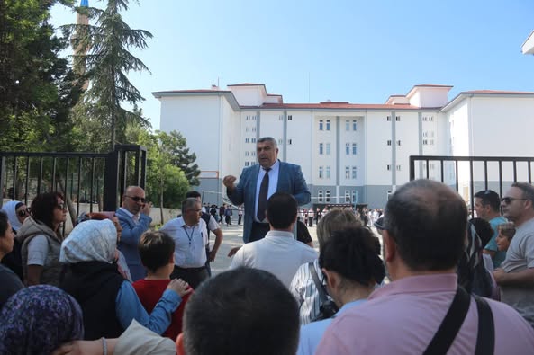 Afyonkarahisar'da LGS Heyecanı Yaşandı: İl Milli Eğitim Müdürü Öğrencilerle Buluştu