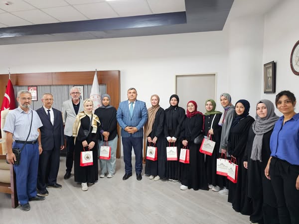 Afyonkarahisar'da Öğrencilerden İl Müdürüne Dergi Sunumu