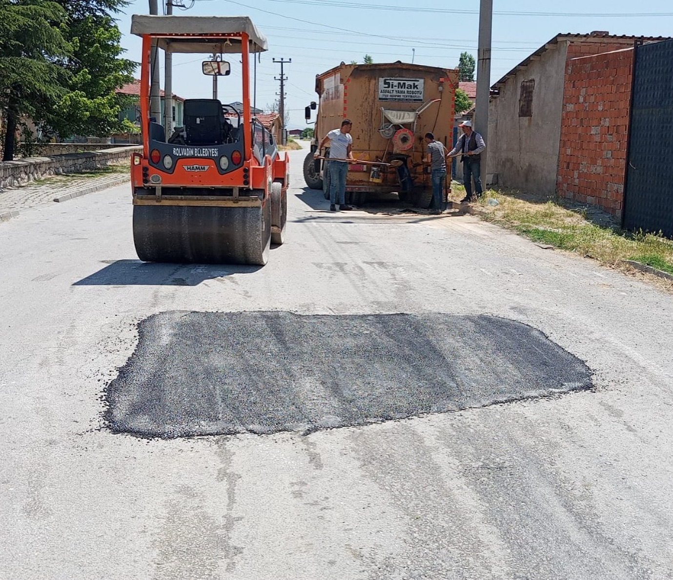 Bolvadin’de Yol Konforu Artıyor: Hacı Ömer Mahallesi Asfalt Yama Çalışmaları Tamamlandı