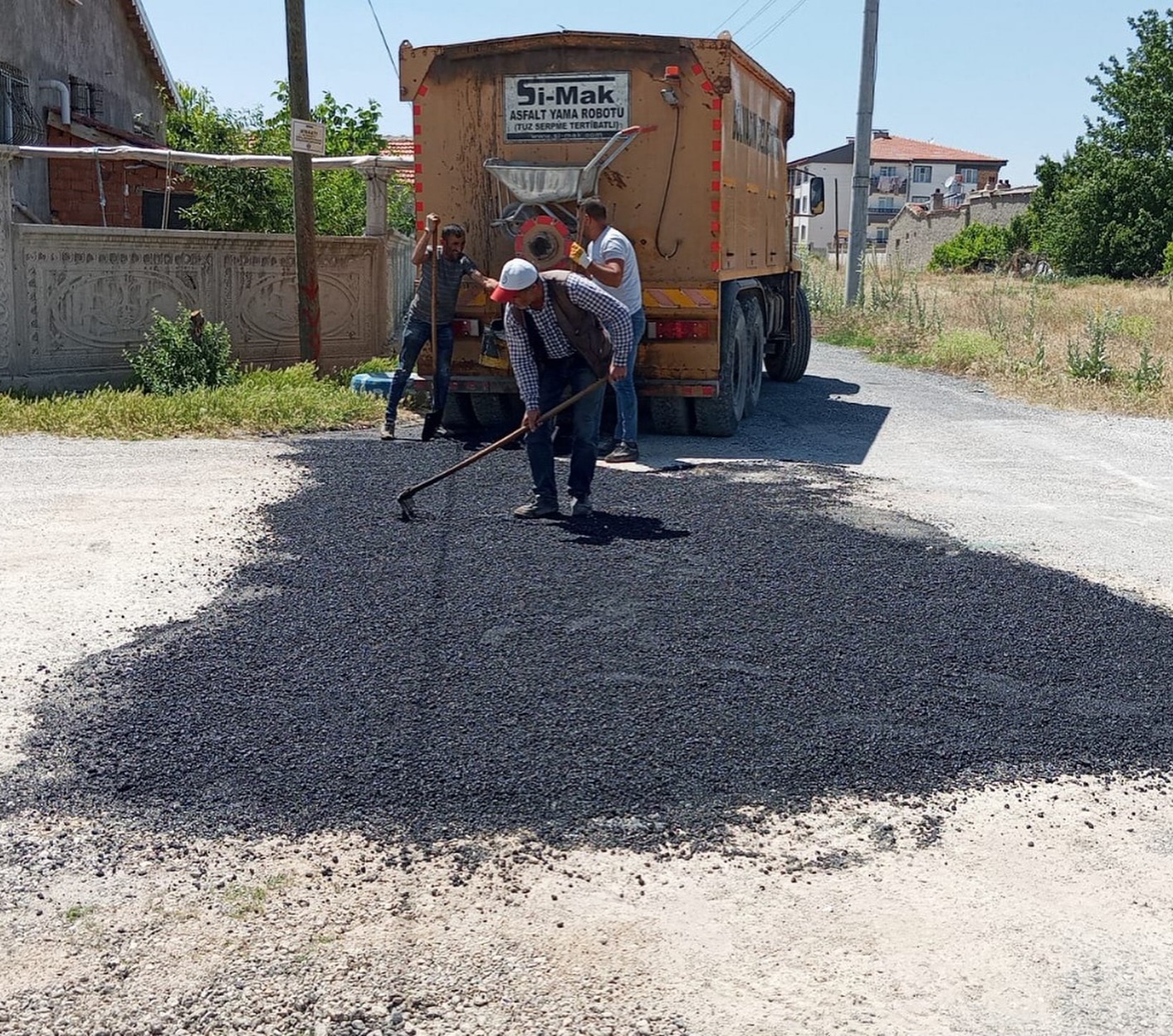 Bolvadin'de Gölbaşı Mahallesi'nde Asfalt Yama Çalışması Yapıldı