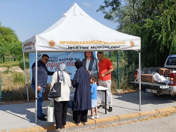 YKS Sınavında Öğrencilere Destek: Çay ve Su İkramı Yapıldı