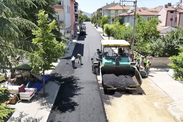 Afyonkarahisar'da Mahalle Sakinlerinin Talepleriyle Asfalt Çalışmaları Başladı