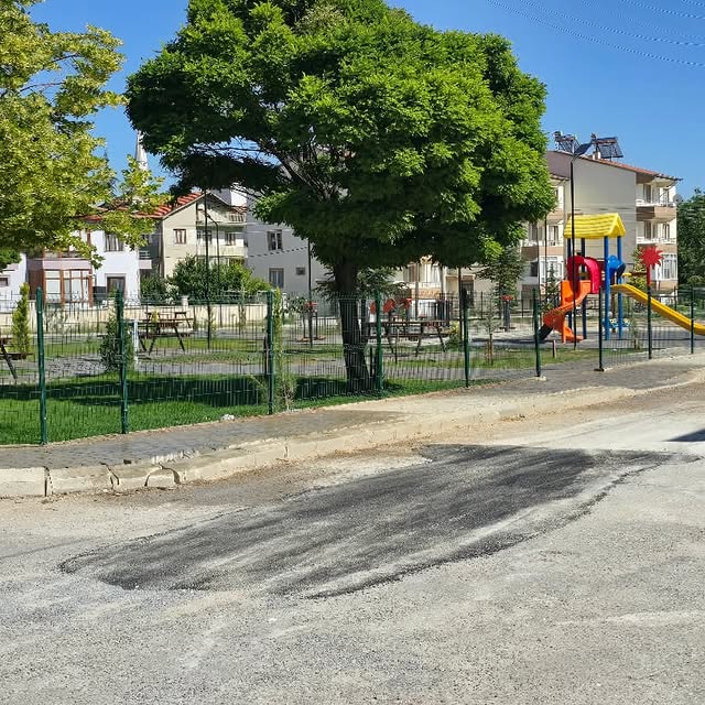 Bolvadin'de Mahalle Yollarında Asfalt Yama Çalışmaları Devam Ediyor