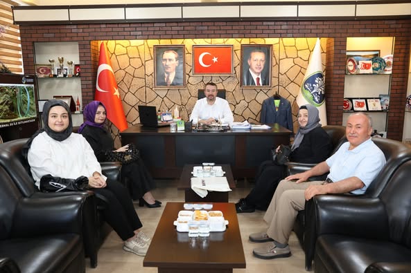 Sandıklı Belediye Başkanını AK Parti Kadıköy Yönetim Kurulu Üyeleri Ziyaret Etti