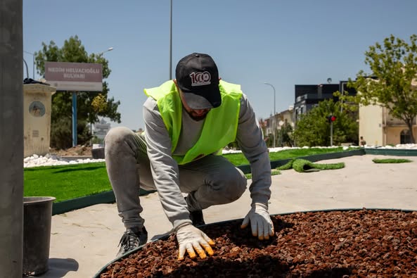 Afyonkarahisar’da Park ve Refüjlere Peyzaj Çalışmalarıyla Estetik Katılıyor