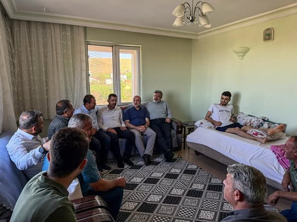 AK Parti Afyon İl Başkanı Şahin ve Milletvekili Özkaya, Kazada Yaralanan Emre Derebey'i Ziyaret Etti