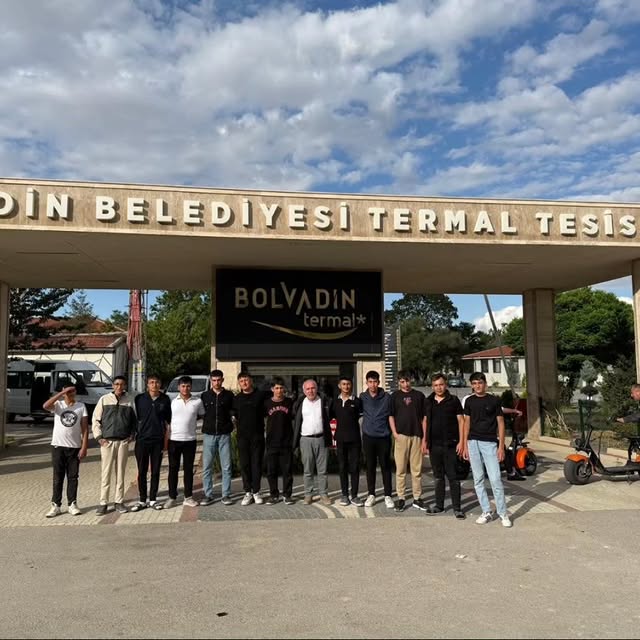 Bolvadin Belediyesi Gençlere Destek Verdi, Termal Tesislerde Moral Depoladılar