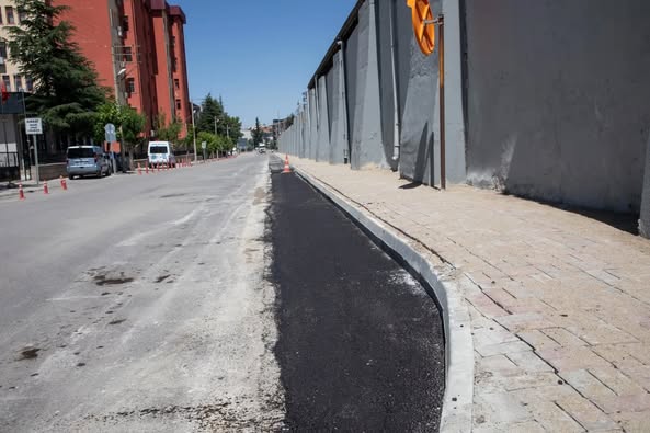 Esentepe'de Kaldırım Düzenlemesiyle Trafiğe Nefes Aldırıldı