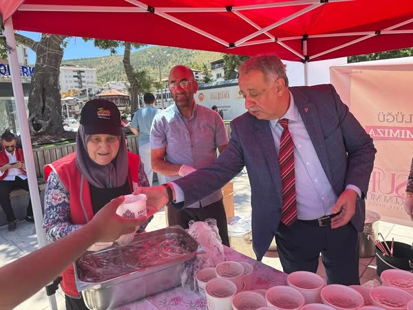 Afyonkarahisar'da Zafer Meydanı'nda Aşure Dağıtımı Yapıldı