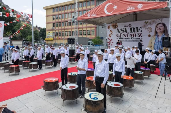 Zafer Meydanı'nda Aşure Bereketini Paylaştık