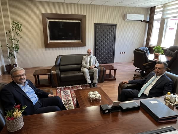 AK Parti Milletvekili Yurdunuseven, AFSÜ Rektör Vekili Şenocak'ı Ziyaret Etti