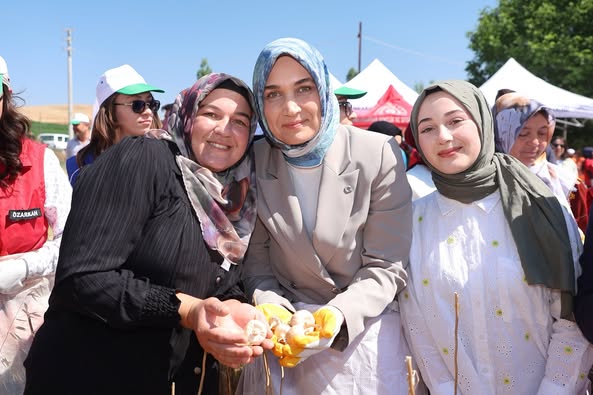 Afyonkarahisar'da Gençlerle Gönüllü Haşhaş Hasadı Yapıldı