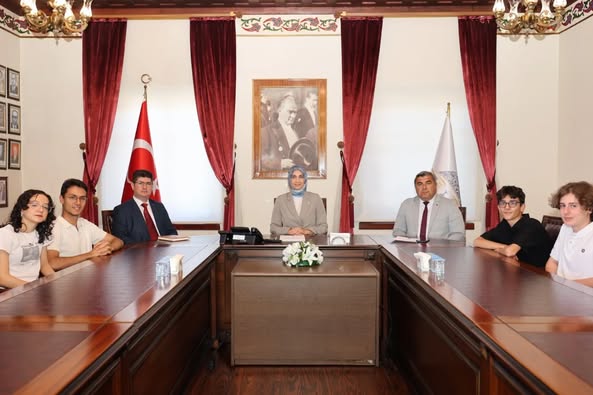 Afyonkarahisar'da Başarılı Öğrenciler Valilik Makamında Ödüllendirildi